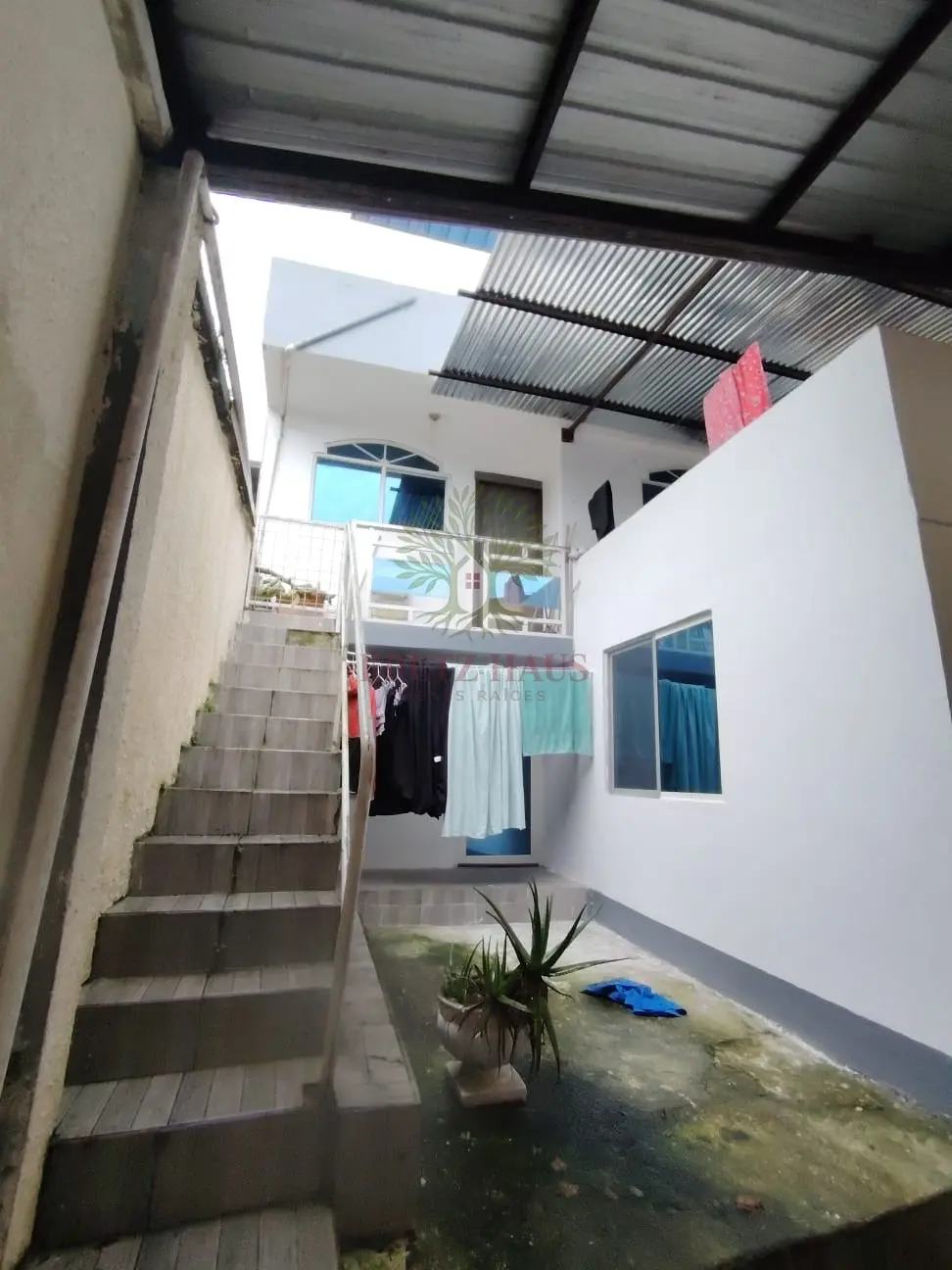 OPORTUNIDAD DE INVERSIÓN EN SANTO DOMINGO Se vende propiedad de 3 pisos, ideal para inversión o renta, ubicada en la Cooperativa Víctor Manuel Bastidas.