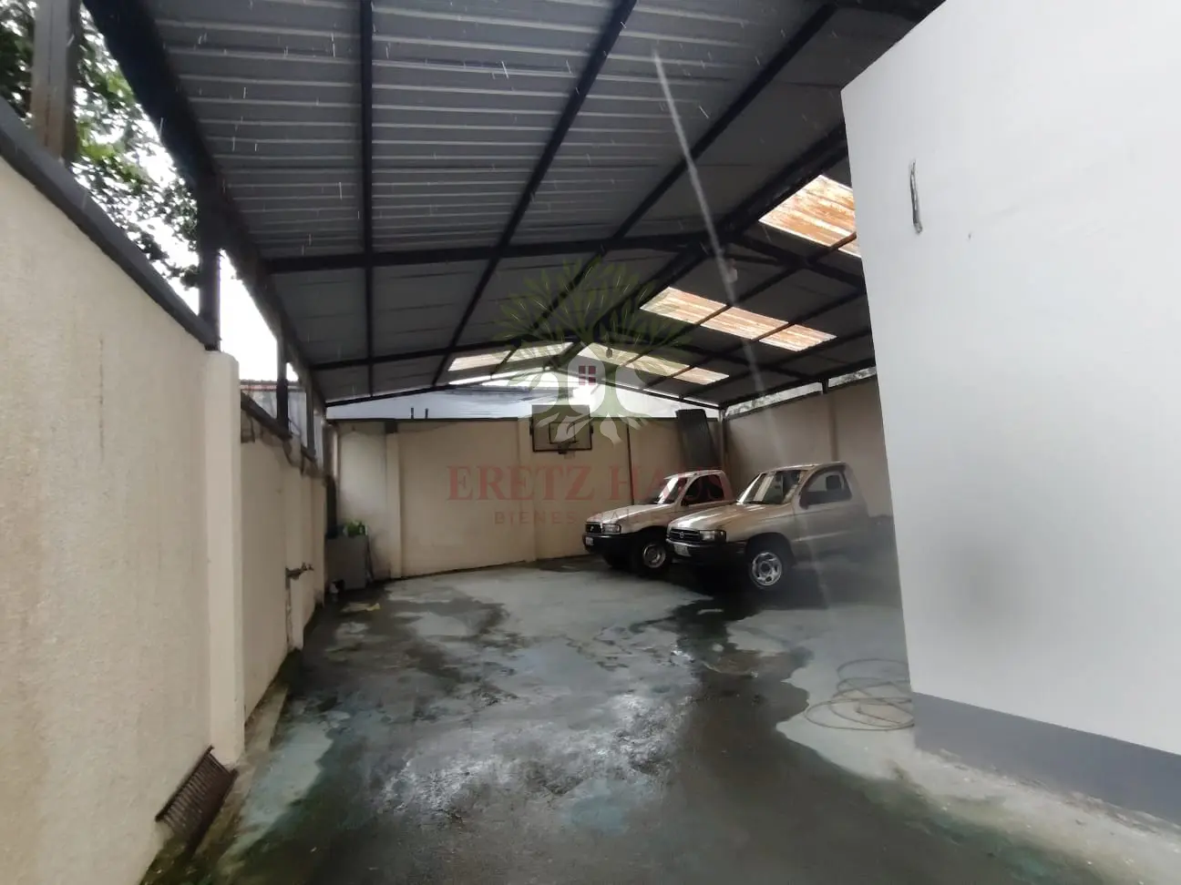 OPORTUNIDAD DE INVERSIÓN EN SANTO DOMINGO Se vende propiedad de 3 pisos, ideal para inversión o renta, ubicada en la Cooperativa Víctor Manuel Bastidas.