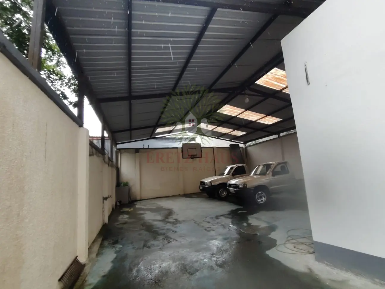 OPORTUNIDAD DE INVERSIÓN EN SANTO DOMINGO Se vende propiedad de 3 pisos, ideal para inversión o renta, ubicada en la Cooperativa Víctor Manuel Bastidas.