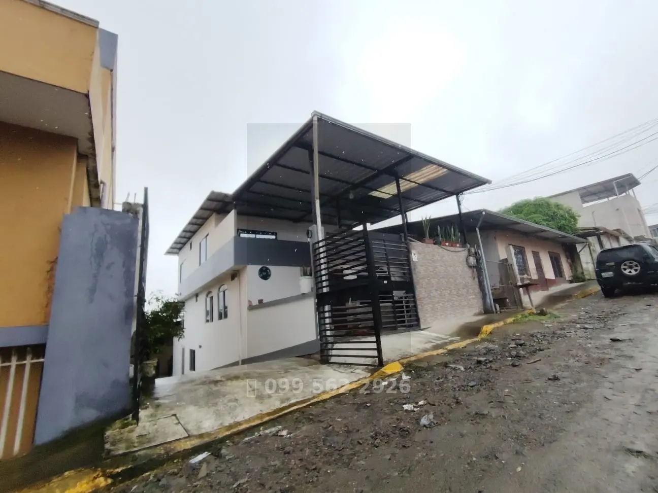 OPORTUNIDAD DE INVERSIÓN EN SANTO DOMINGO Se vende propiedad de 3 pisos, ideal para inversión o renta, ubicada en la Cooperativa Víctor Manuel Bastidas.