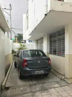 SE VENDE CASA ESQUINERA EN GUAYAQUIL ZONA COMERCIAL FRENTE A UN UPC PRECIO NEGOCIABLE