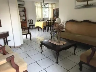 SE VENDE CASA ESQUINERA EN GUAYAQUIL ZONA COMERCIAL FRENTE A UN UPC PRECIO NEGOCIABLE