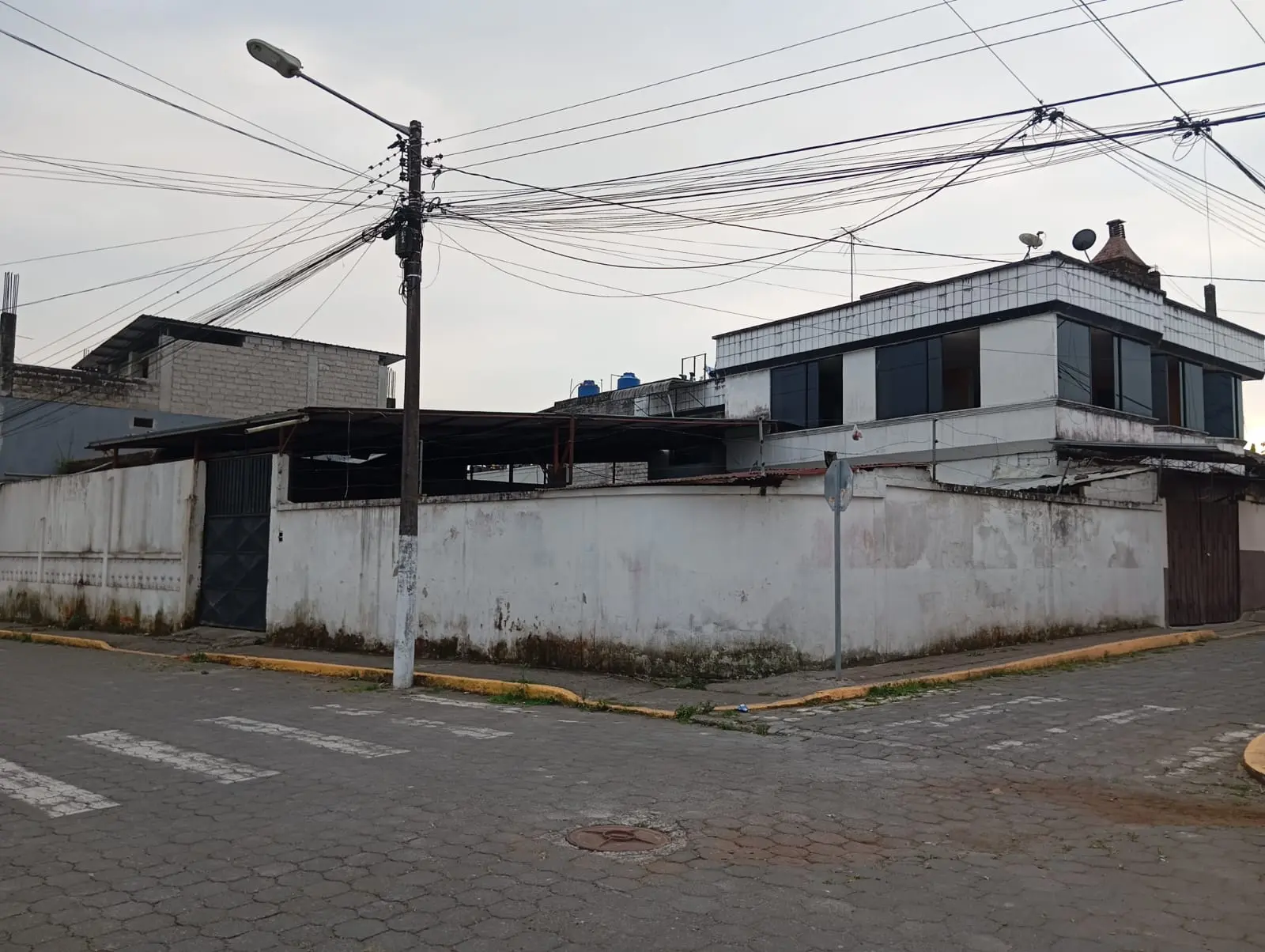 CASA COMERCIAL EN VENTA - SANTO DOMINGO - ZOFIN INMOBILIARIA - MARIO BENALCAZAR